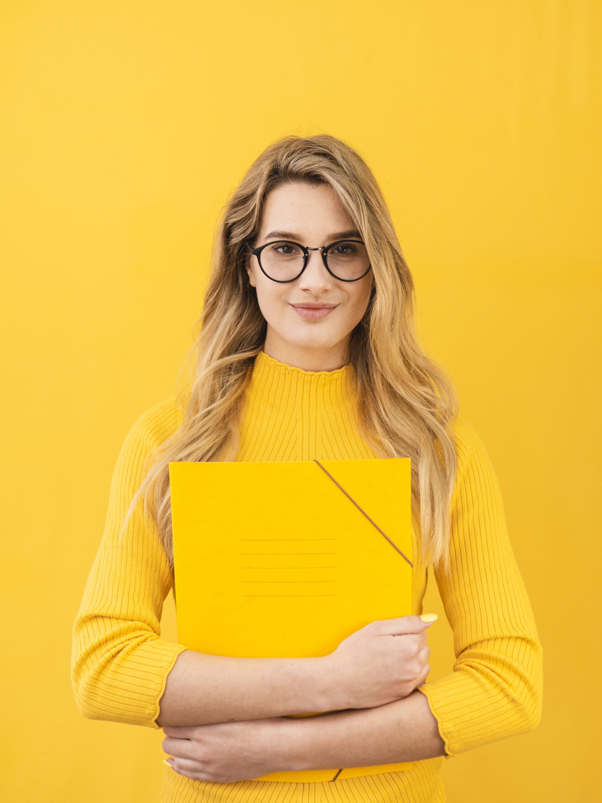 woman-with-glasses-dossier
